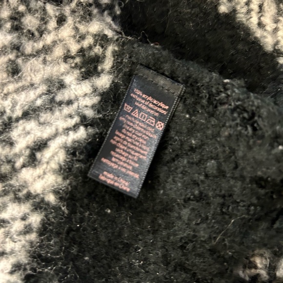 VICTORIA’S SECRET CHUNKY PLAID BLACK AND WHITE WITH FRINGE OVERSIZED SCARF - Picture 6 of 7